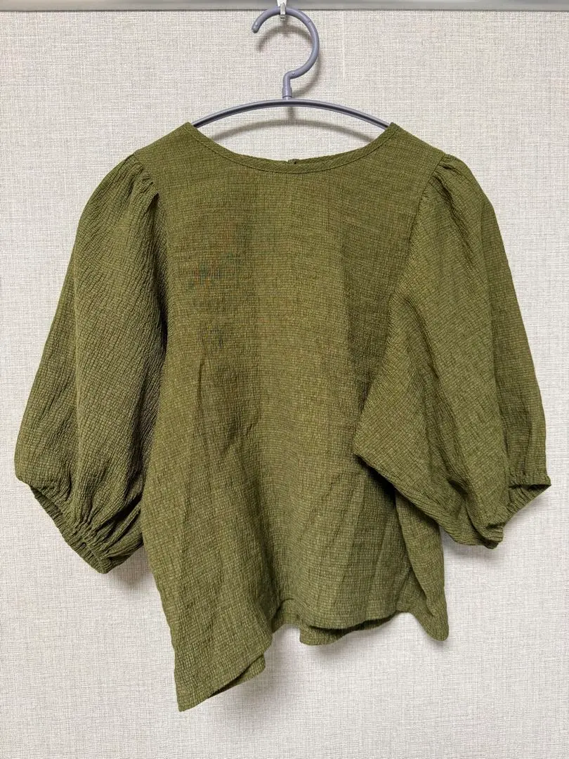 hinari 泡泡袖抓皺女衫 橄欖綠 的縮圖