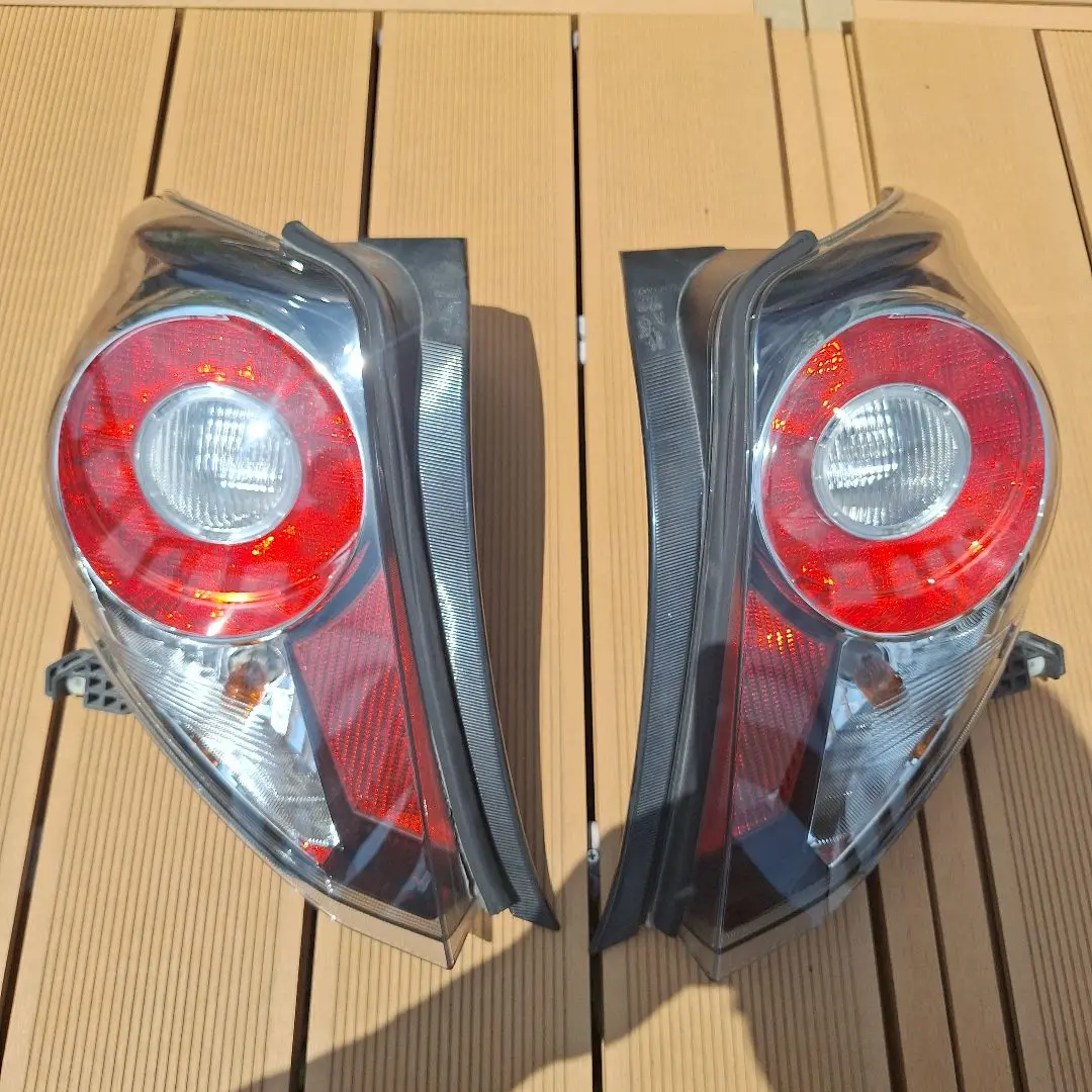 ヴィッツ　後期　左右純正テールランプ　中古　DVD付き ヴィッツ後期左右純正テールランプ中古DVD付き