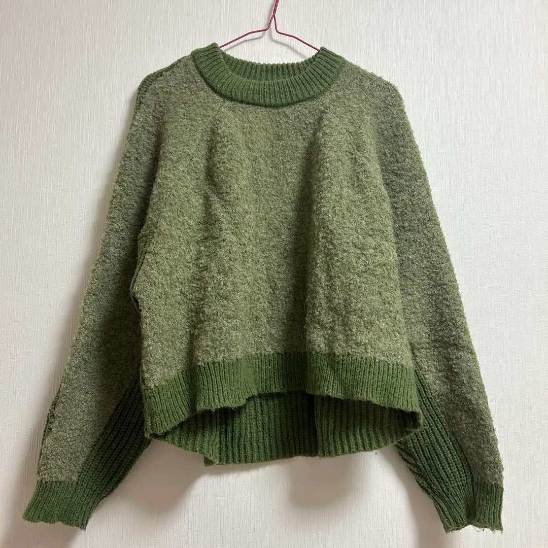 Thumbnail of Rib-knit olive green long-sleeved sweater, free size