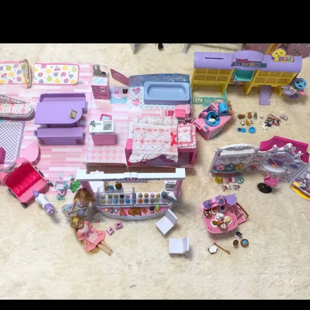 Thumbnail of Rika-chan: 31 Ice Cream, Hirobiro Yuttari-san, Pet Shop, and Various Other Sets