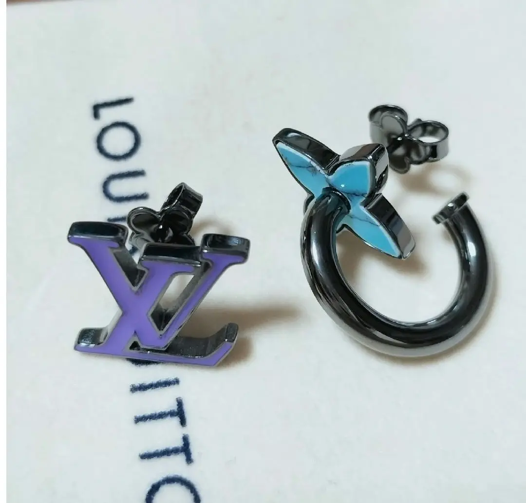 【新品未使用】LVロゴピアス　ヴィンテージ　ルイヴィトン LOUIS VUITTON ルイ・ヴィトン ブックルドレイユ ブルーミング