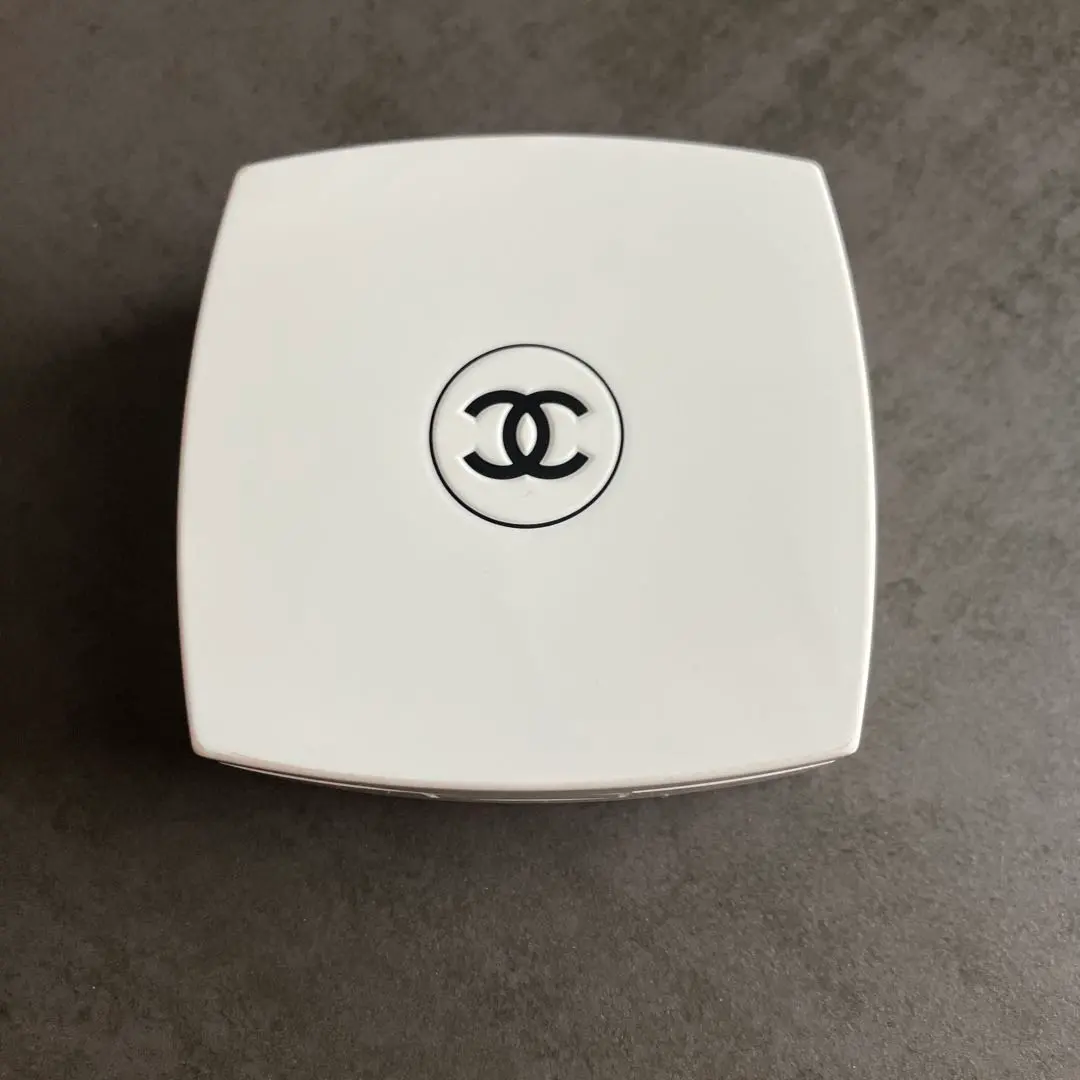 香奈兒 氣墊粉餅盒 白色 的縮圖