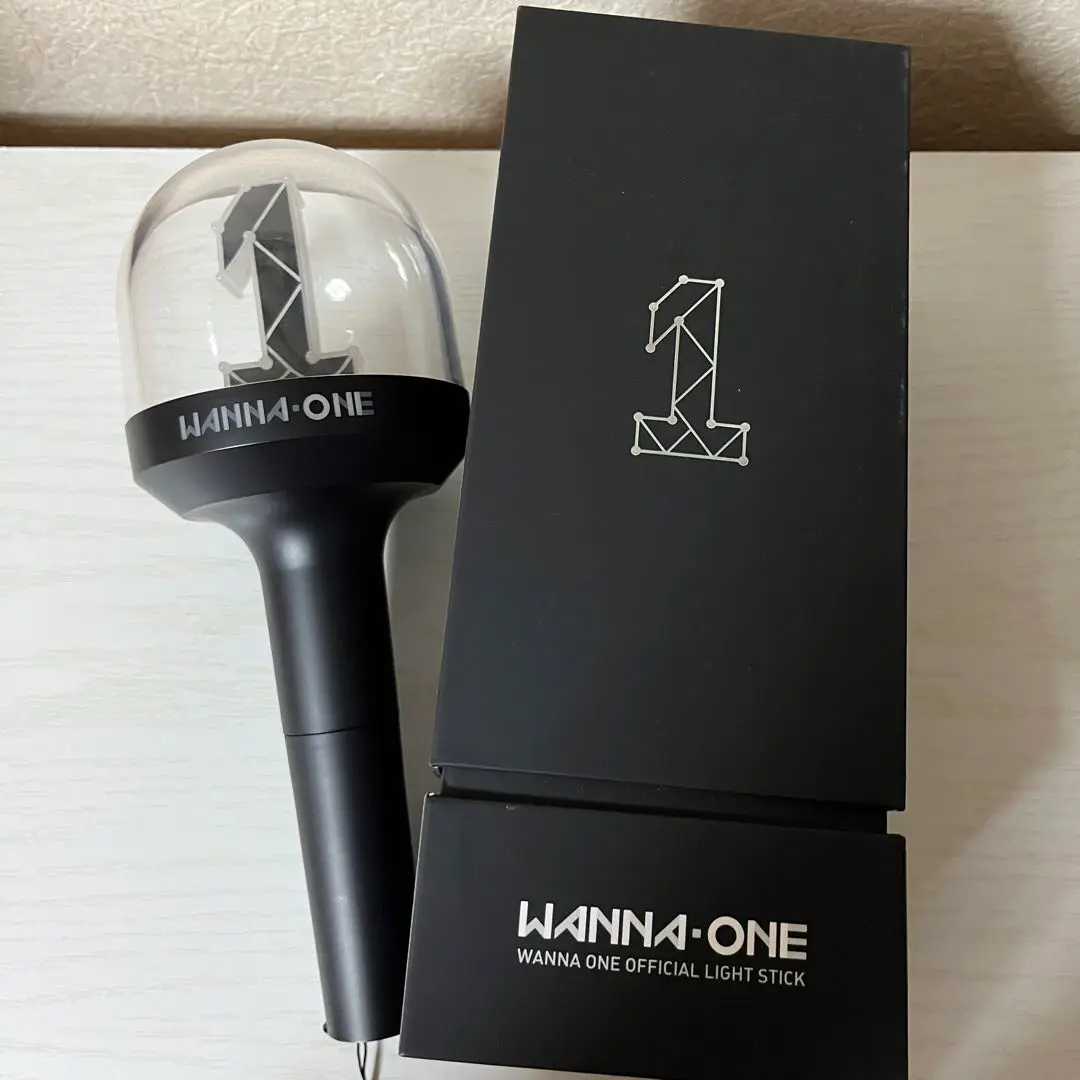 Wanna One ワナワン ペンライト バッジ Wanna One ワナワン ペンライト バッジ