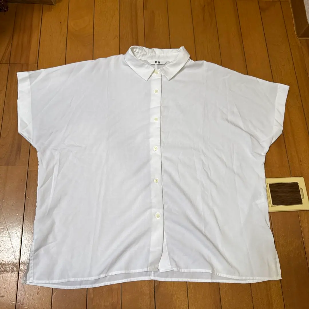Thumbnail of UNIQLO White Short Sleeve Shirt, Size M