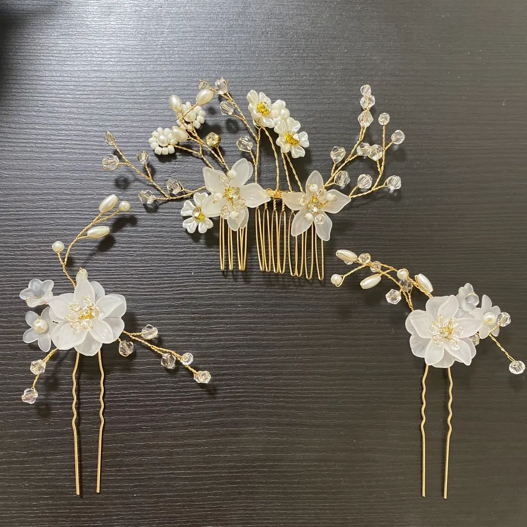 Thumbnail of Flower and bead hair accessory set