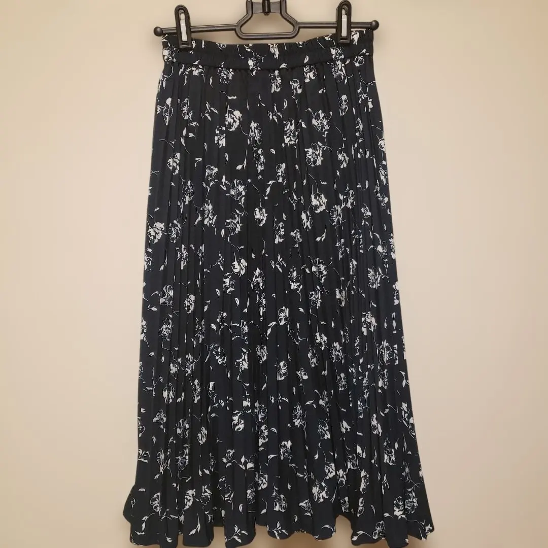 Thumbnail of Navy and white floral pleated skirt!