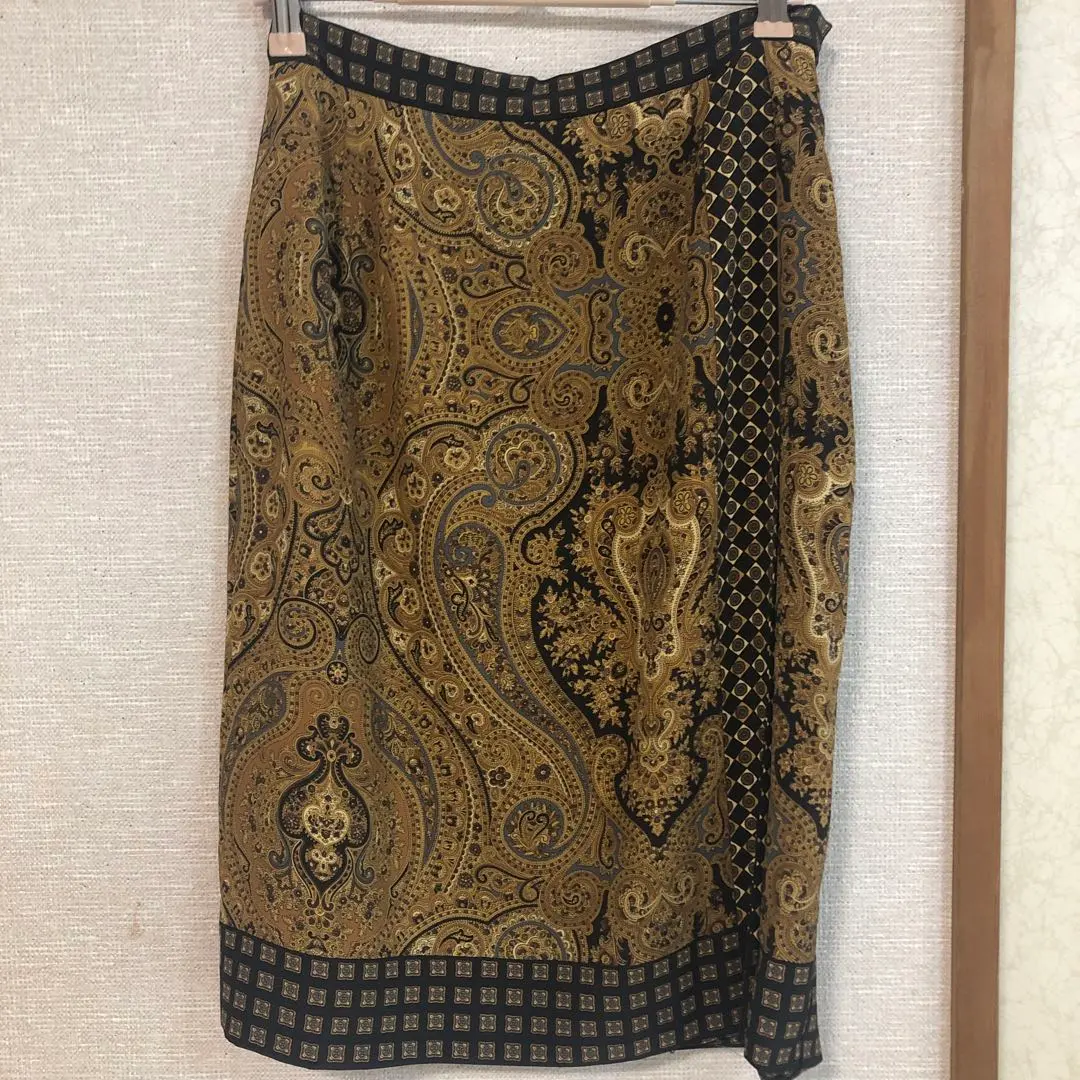 Thumbnail of Daks gold and black paisley print tight skirt