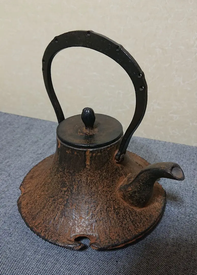 【未使用】大峰造 蝋型 農村田舎文様 鉄瓶 富士型 合掌造り/白川郷 金属工芸 未使用】大峰造 蝋型 農村田舎文様 鉄瓶 富士型 合掌造り/白川郷