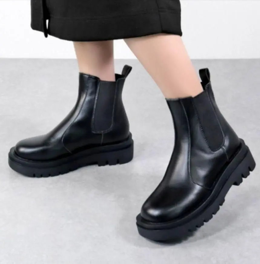 自由娃娃 輕量厚底 方頭軌跡鞋底靴子 尺寸22.5 的縮圖