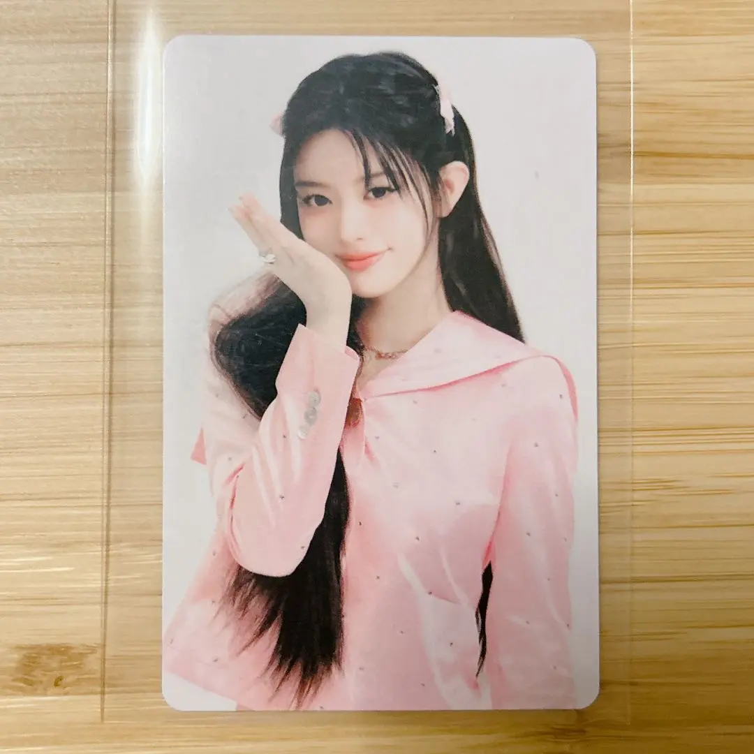 Thumbnail of ILLIT Glitter Day in Japan Trading Card Minju