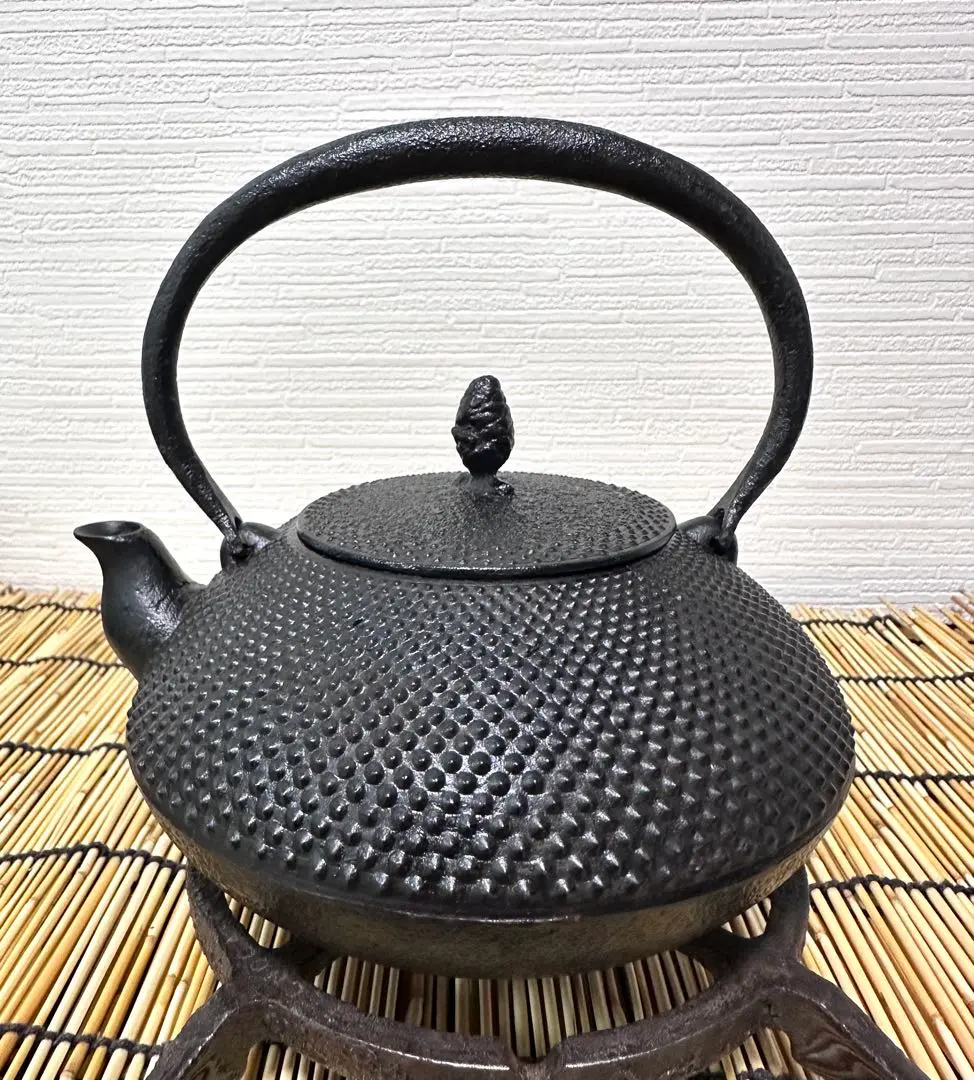 1557 照光堂作 希少砂鉄急須　南部鉄瓶＊波千鳥文　捻り提手 茶器　茶道具骨董 1557 照光堂作 希少砂鉄急須 南部鉄瓶＊波千鳥文 捻り提手 茶器