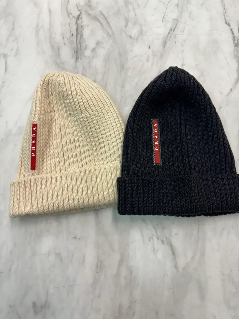 美品 PRADA  ホワイト ニット帽 ニット帽 ホワイト PRADA ノベルティ ロゴプレート - メルカリ