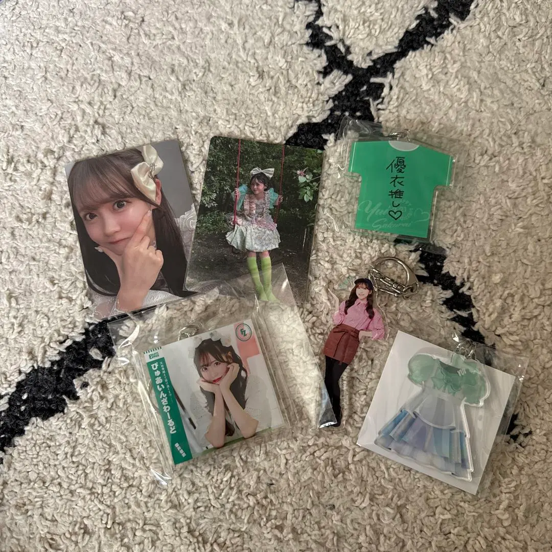 Thumbnail of Yui Sakurai (FRUITS ZIPPER) trading card and acrylic keychain set