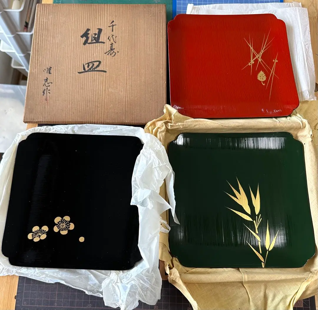 輪島塗名工「井波唯志」海華文 花器 蒔絵 沈金 黒塗 木製漆塗 花入 M971 輪島塗名工「井波唯志」海華文 花器 蒔絵 沈金 黒塗 木製漆塗 花