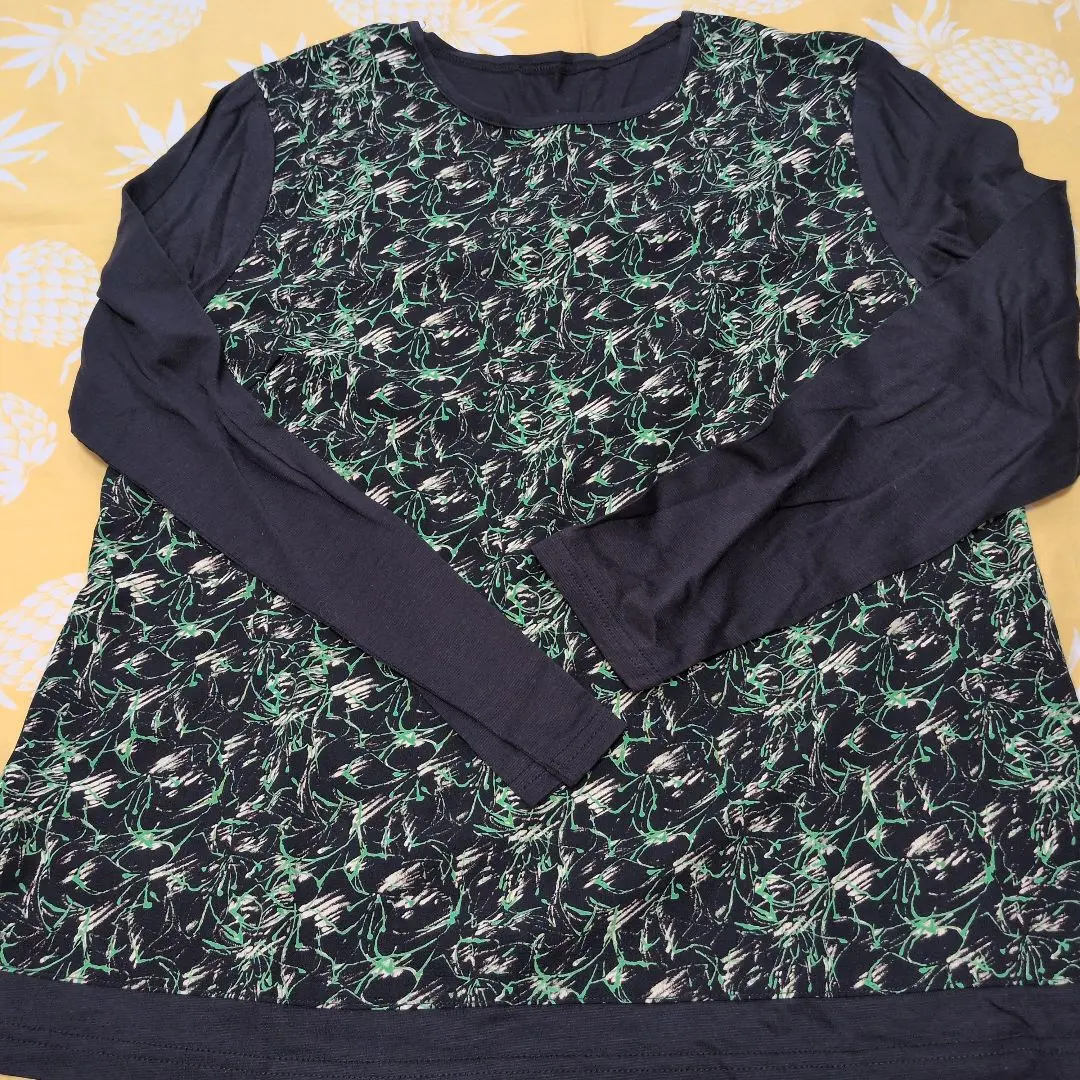 Thumbnail of New, unused BONCILIE women's size M long-sleeved navy cut-and-sew top