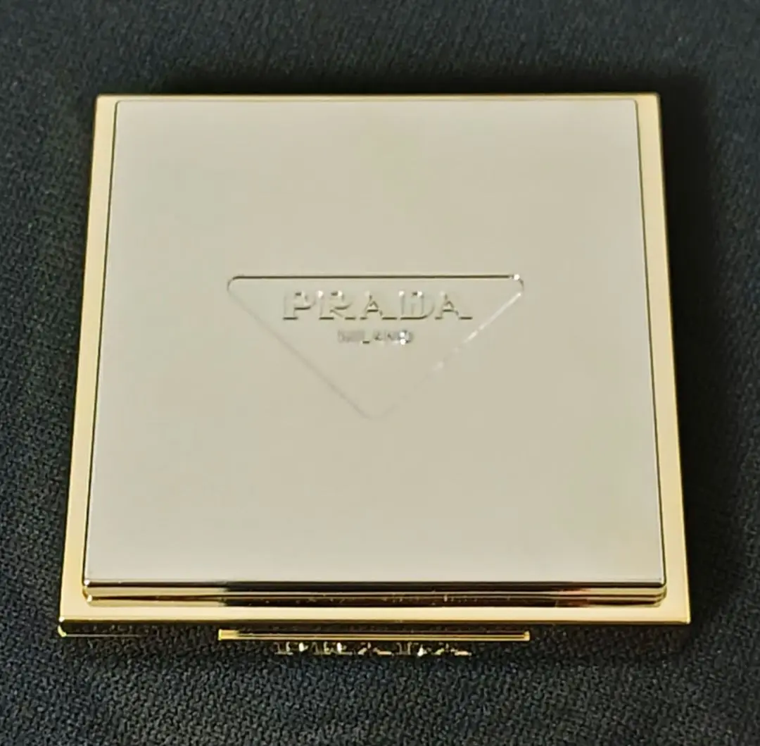 PRADA フェイスパウダー　限定品 プラダ ビューティ24年秋コスメ、“プラダ グリーン”の新作