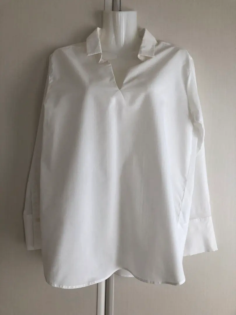 Thumbnail of White V-neck long-sleeved shirt