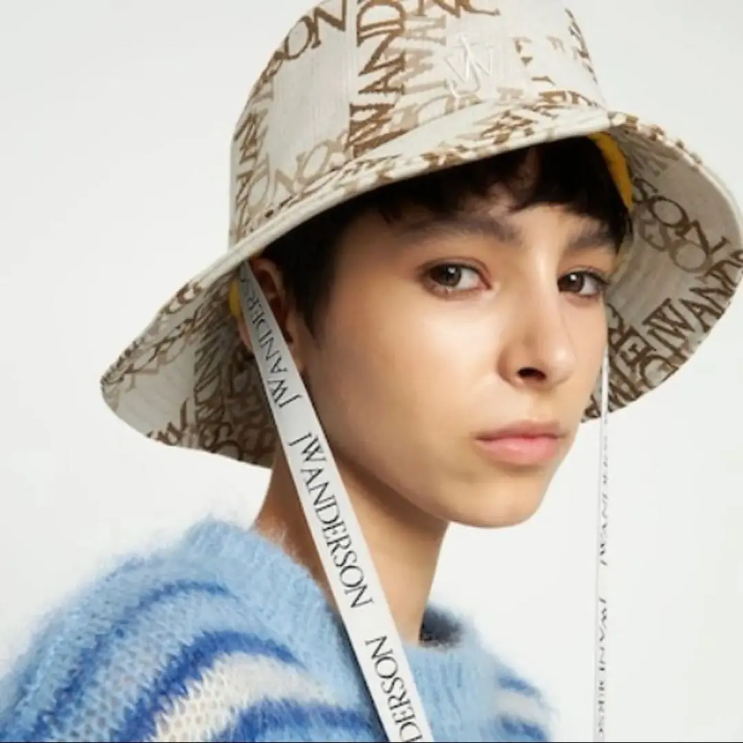 JW ANDERSON バケットハット 黒/赤 J.W. ANDERSON バケットハット ブラック・レッド