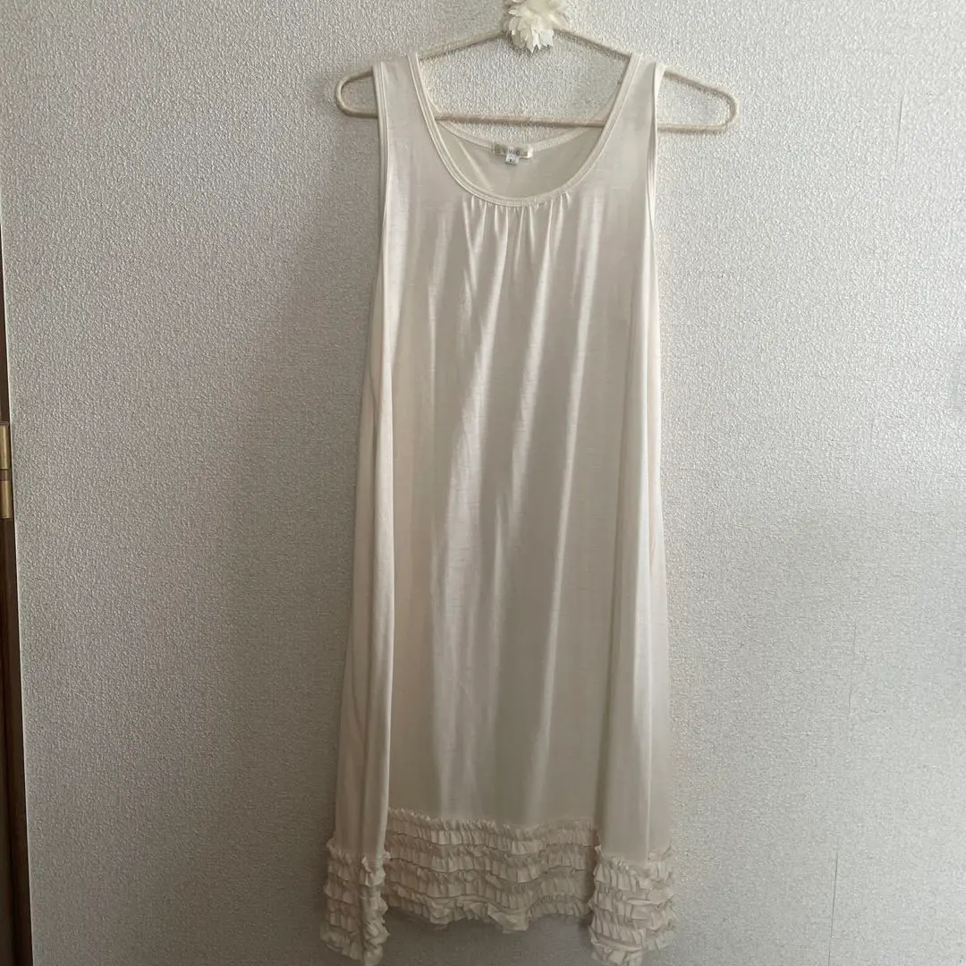 降價！白色洋裝 裙襬荷葉邊 的縮圖