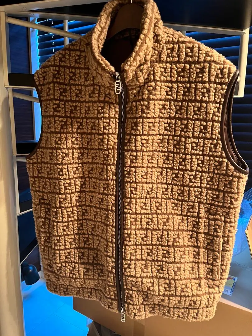 大人気❣　FENDI フェンディ　ベスト ナイロンブラックメッシュ　サイズM~L FENDI フェンディ ベスト ナイロン ブラック メッシュ サイズM~L