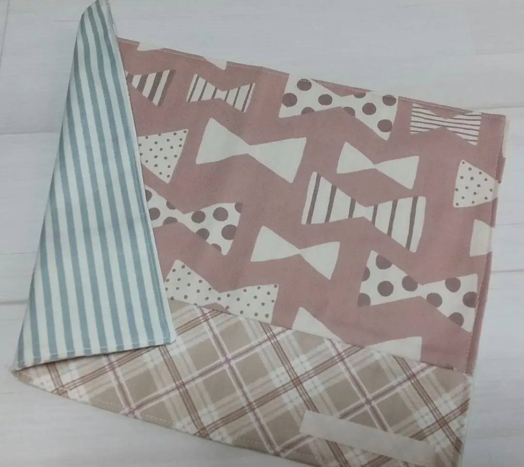 Thumbnail of Reversible placemat, pink ribbon pattern / blue stripe pattern, 23cm x 31cm