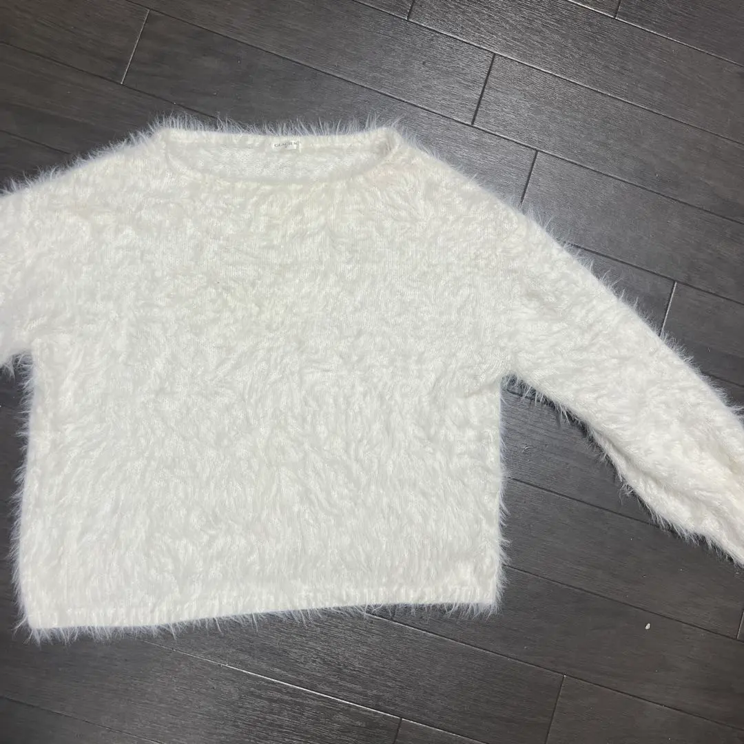 Thumbnail of White long-sleeved sweater, size M