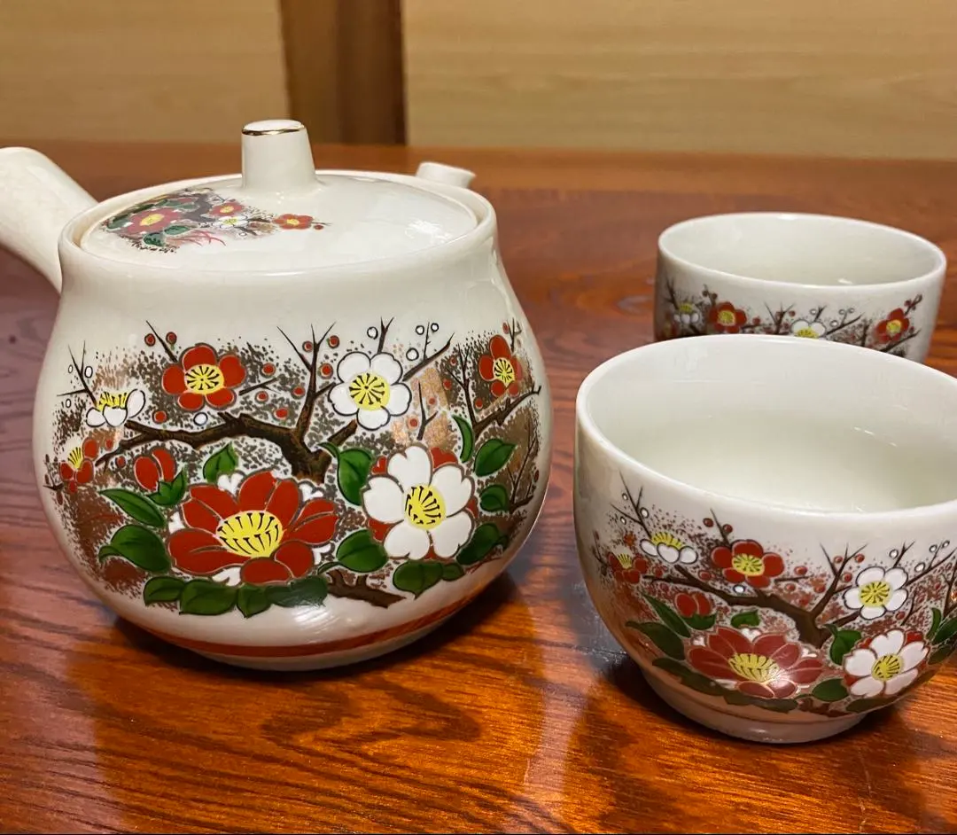 Thumbnail of Kutani-yaki teapot with floral design and a set of 5 teacups