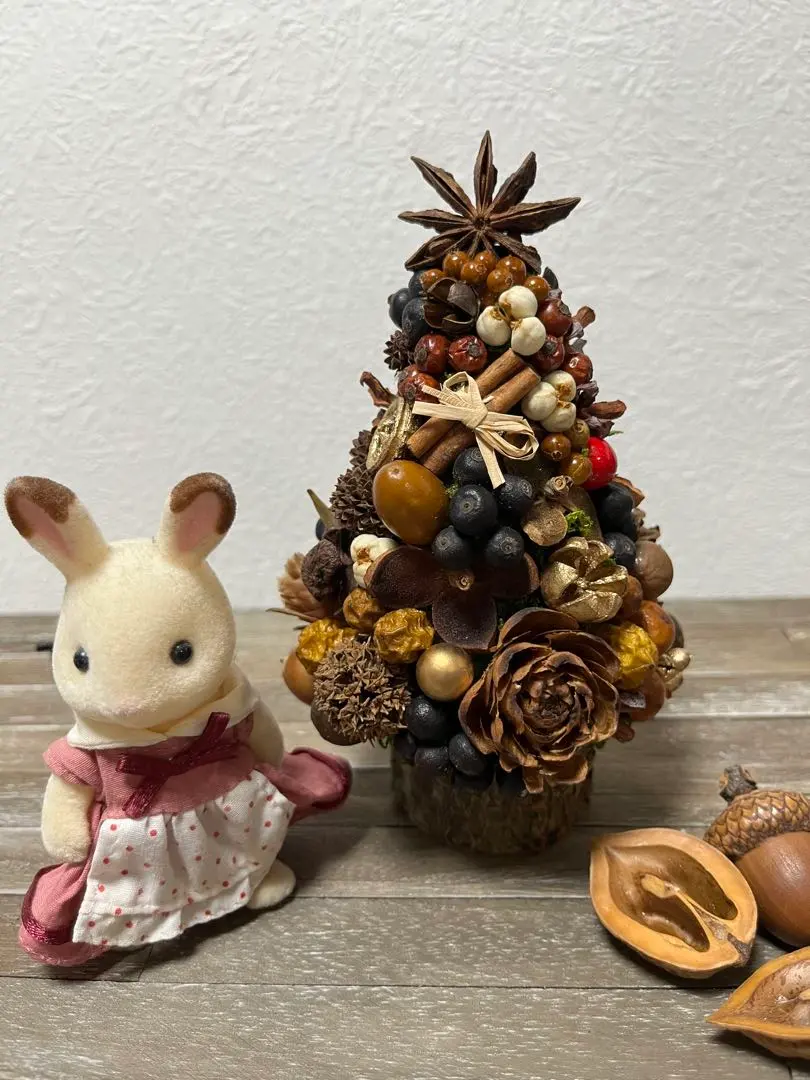 Thumbnail of Christmas tree with nuts and dried flowers