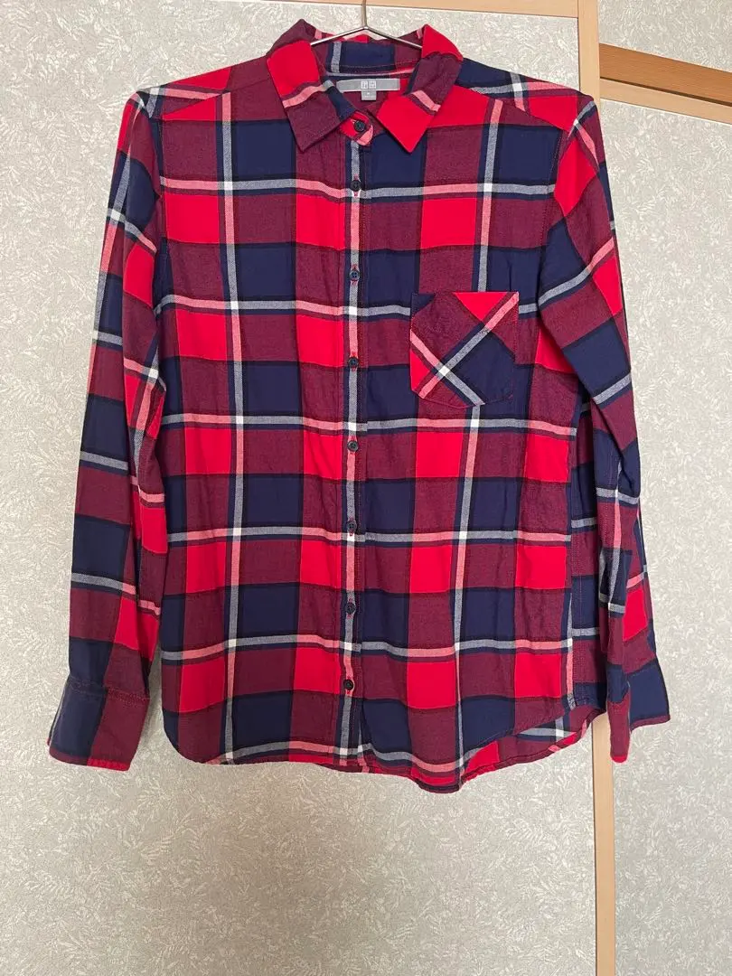Thumbnail of UNIQLO Red and navy check long-sleeved shirt, size M