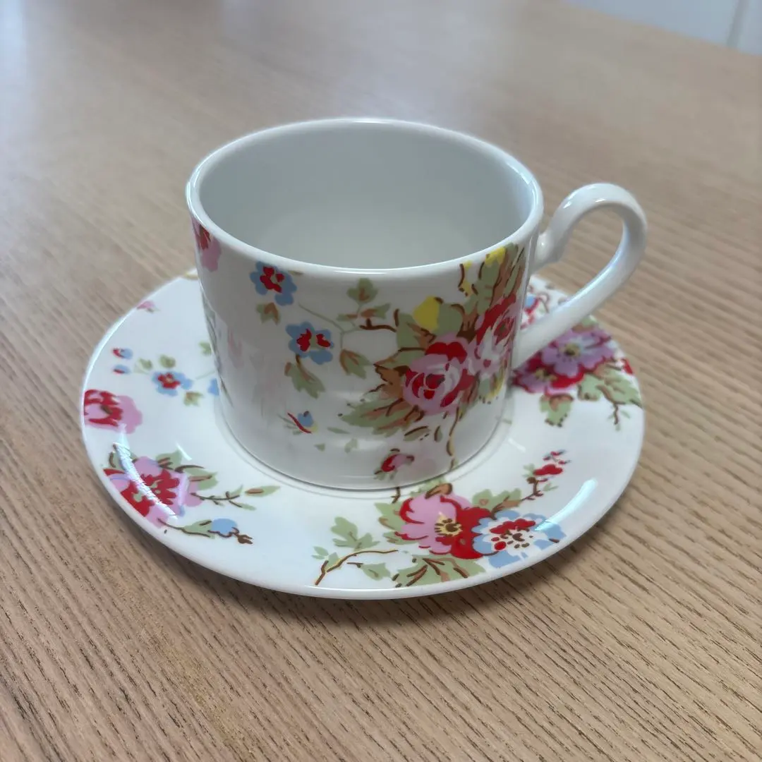 美品 CathKidston キャスキッドソン 花柄 イチゴ カップ＆ソーサー お値下げ中☆キャスキッドソン Cath Kidstonいちご柄 食器4点