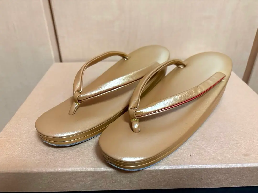 Thumbnail of Women's Japanese-style sandals (zori)
