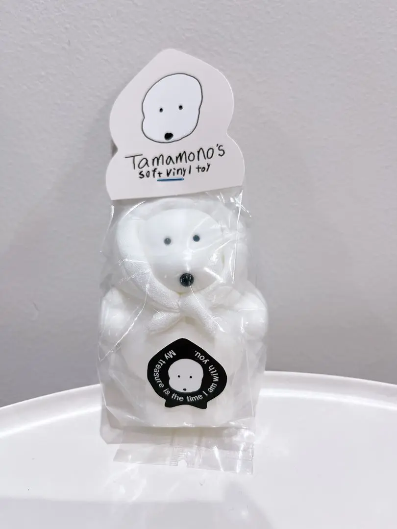 カネヒラ | たまものソフビ 目鼻と頭巾をかぶせる作業をしてい