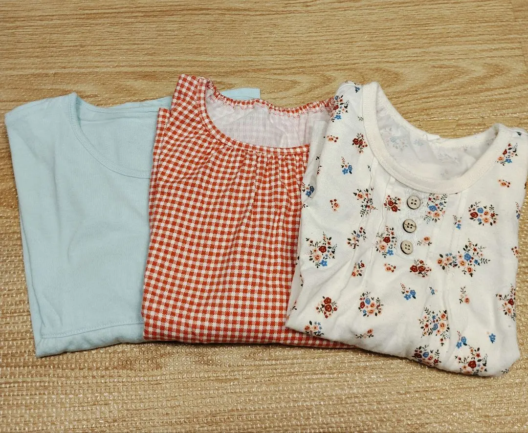 Thumbnail of Hand-me-down: Girls' long-sleeved T-shirt, 110cm