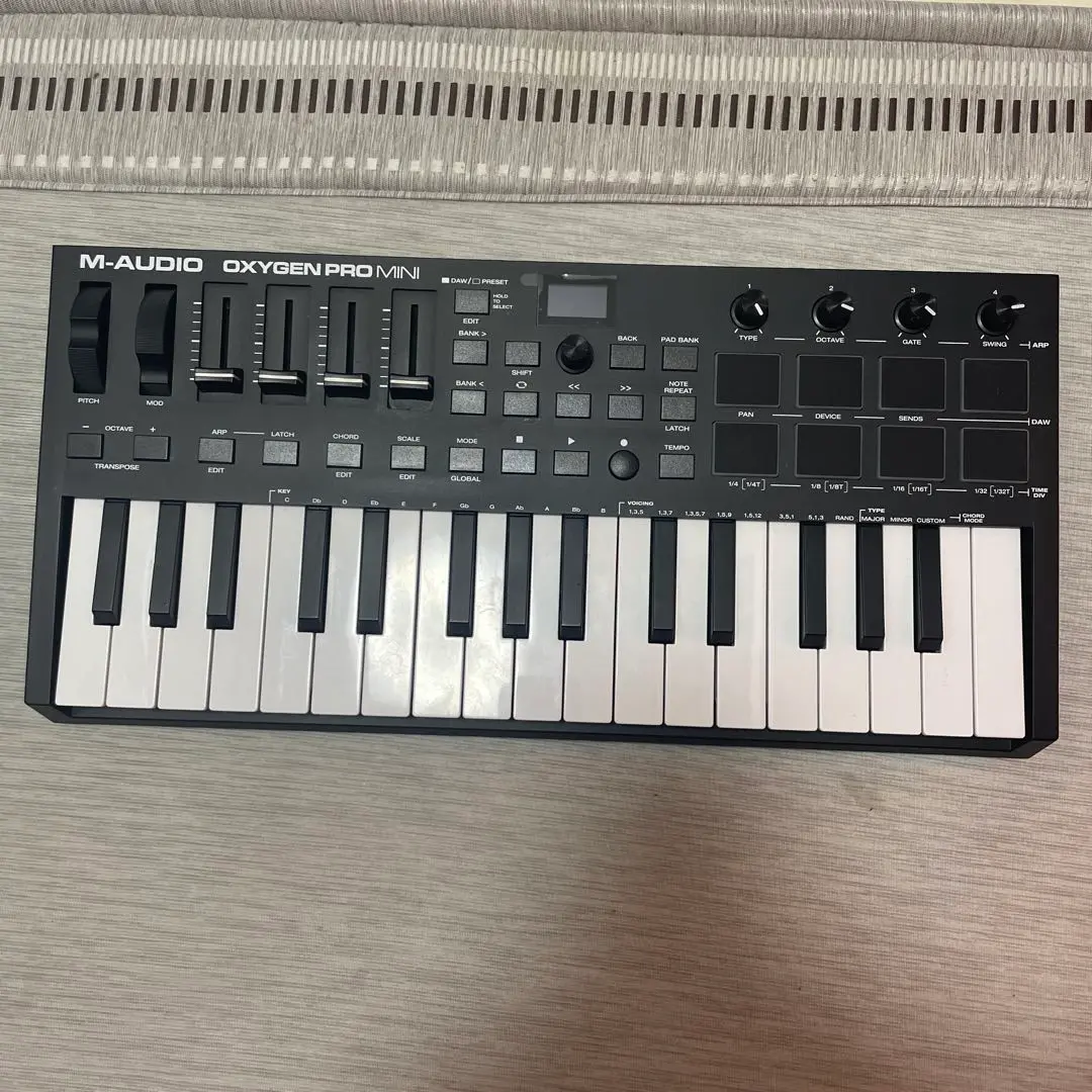 Oxygen pro mini 美品 箱無し M-AUDIO Oxygen Pro Mini MIDIキーボードコントローラー 32鍵盤