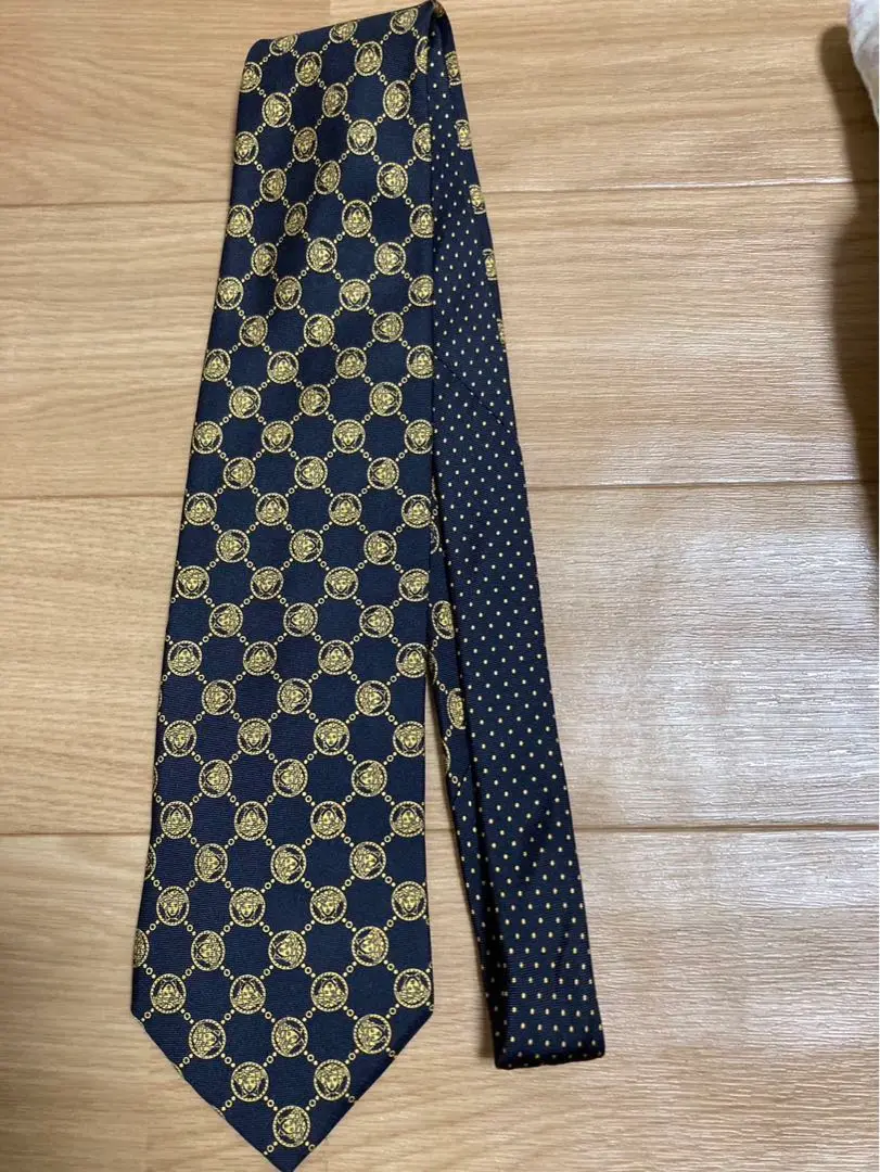 ✨美品✨ VERSACE ネクタイ ブラック ゴールド ✨美品✨ VERSACE ヴェルサーチ ネクタイ シルク 黒 金 - メルカリ