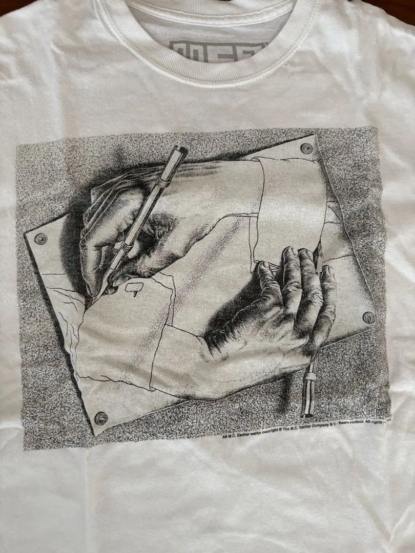 マウリッツ・コルネリス・エッシャー アートプリントTシャツ 描く手 マウリッツ・コルネリス・エッシャー アートプリントTシャツ