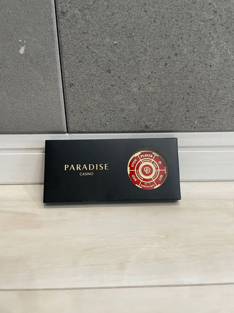 【韓国カジノ】パラダイスシティ限定 キーホルダー 赤 ゴールド PARADISE casino カジノ キーホルダー - メルカリ
