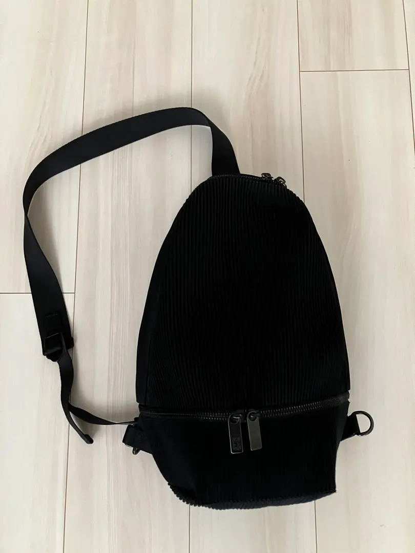 PLEATS PLEASE ボディバッグ 黒 プリーツプリーズ PLEATS PLEASE ボディバッグ 黒 プリーツプリーズ