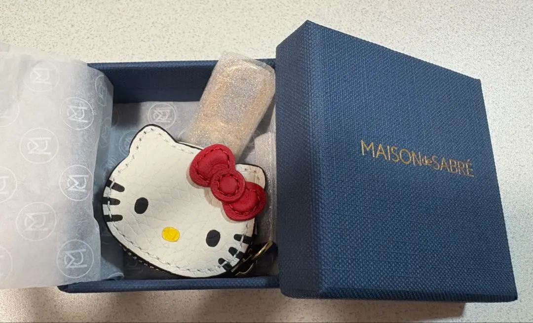 メゾンドサブレ　Maisondesabre　ハローキティ チャーム　キーホルダー The SABRÉMOJI™ Hello Kitty Charm - Cheeky – MAISON de SABRÉ