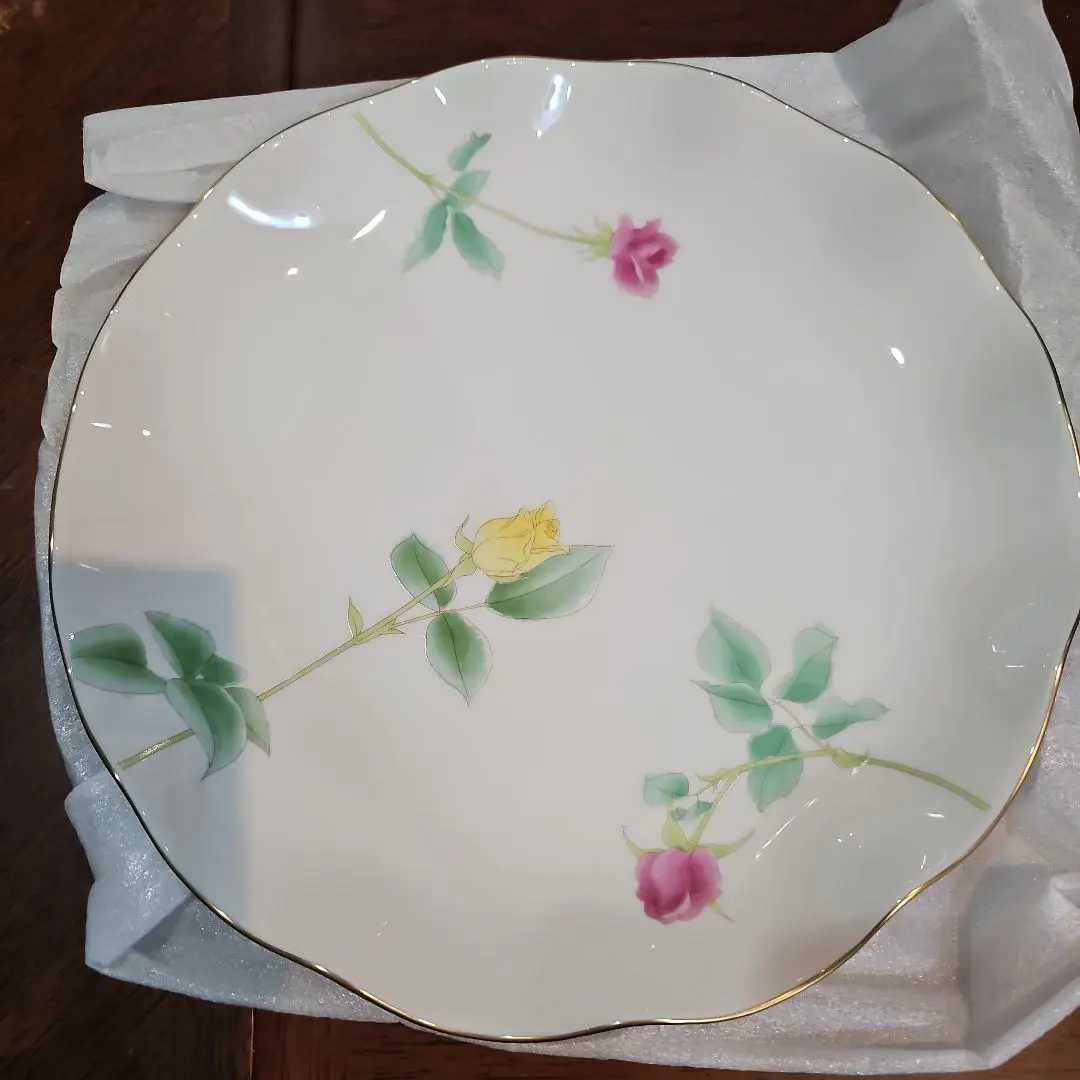 Thumbnail of Koransha, Floral Wave Plate. Koransha Rose Pattern Porcelain Plate.