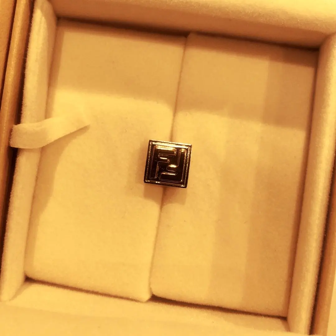 最終値下げ⭐︎ FENDI シルバーピアス 片耳 m86847225336_1.jpg?1747312107