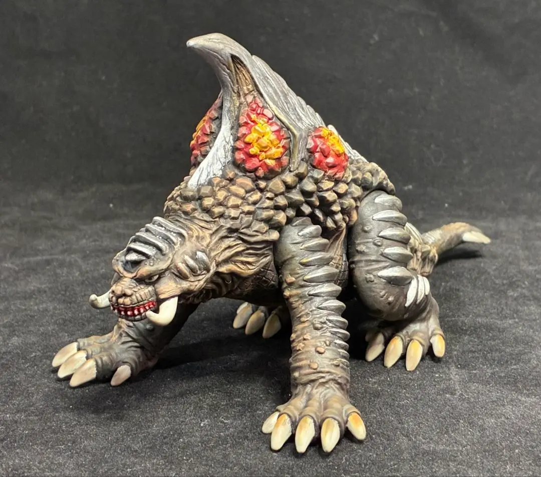 ウルトラ怪獣旧型ソフビラゴラスVSグランゴン（リアル塗装Ｎo２３１０ｆi） 溶岩怪獣 グランゴン＆冷凍怪獣 ラゴラス ソフビ(塗装版) - メルカリ