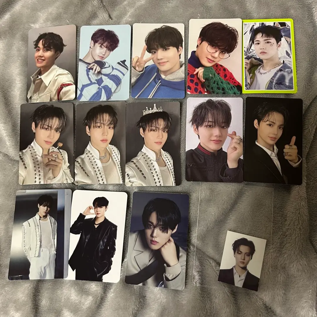 Thumbnail of Treasure Doyoung trading card set
