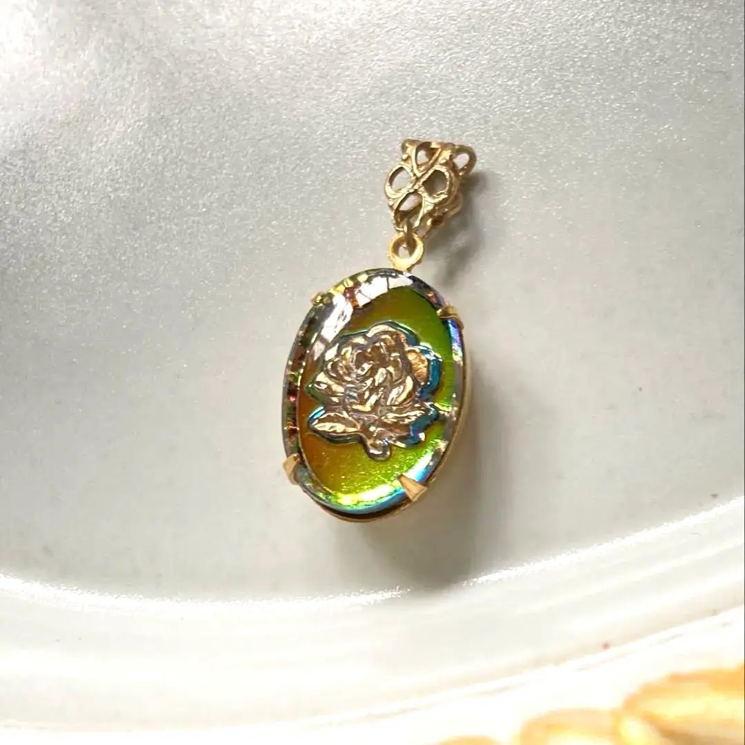 【不可再販】復古玫瑰雕花玻璃凸圓形項鍊墜飾 的縮圖