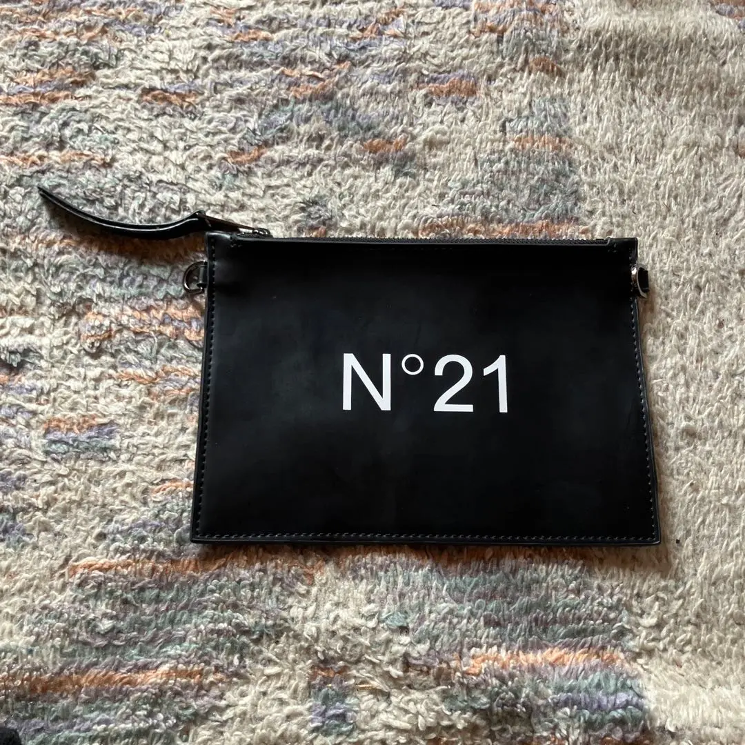 [新品・本物]N°21 （ヌメロ ヴェントゥーノ）黒エナメルポーチ　最終値下げ 2025年最新】ヌメロヴェントゥーノ N°21 ポーチの人気アイテム