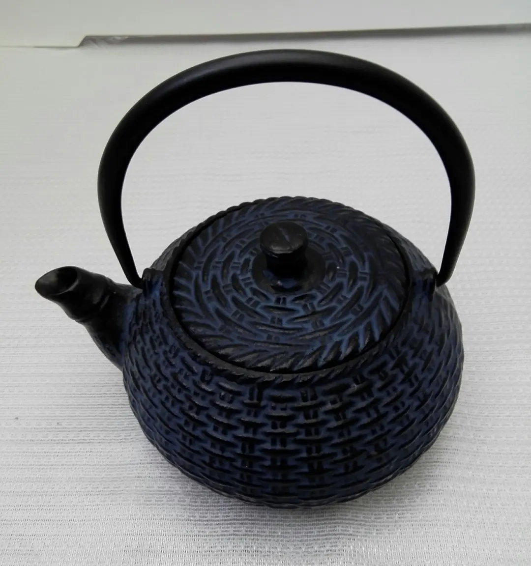 南部鉄瓶/岩鋳造　未使用保管品　山水型/笹竹紋様 岩鋳 鉄瓶 平丸亀甲 黒焼付 9型 1100ml（1.1L） ( あすつく 南部