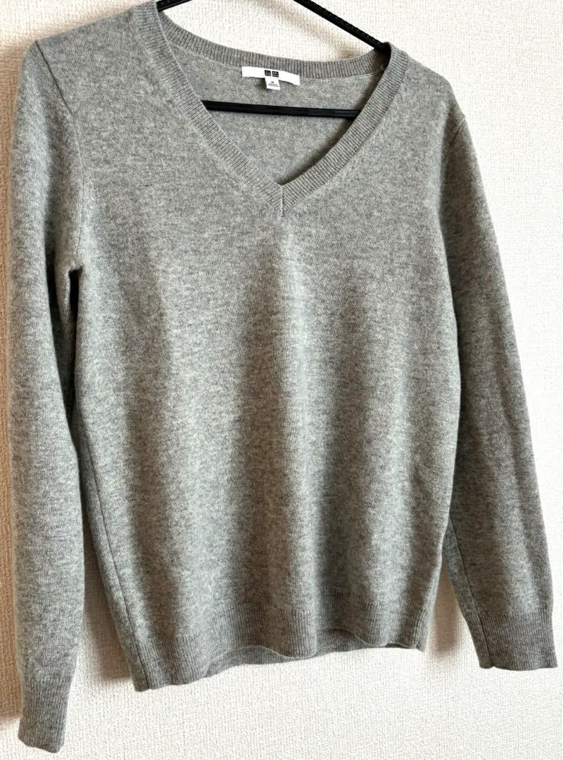 Thumbnail of UNIQLO Uniqlo 100% Cashmere V-neck Sweater Gray Size M