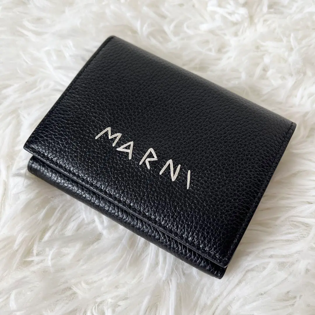 [MARNI] ★刺繍 LOGO ZIP AROUND コイン財布★現地セール マルニ】夏ボーナスで買うべき大人の財布｜手刺繍風ロゴが人気の