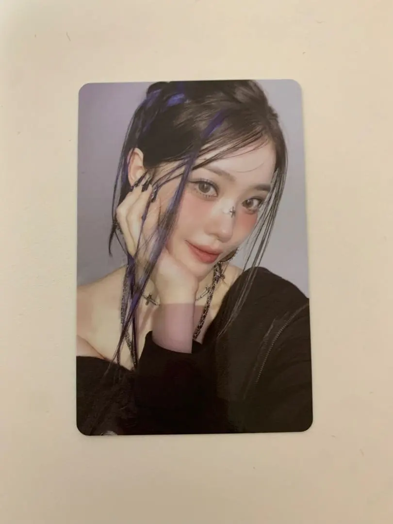 Thumbnail of Kep1er Xiaoting bubblegum inclusion trading card