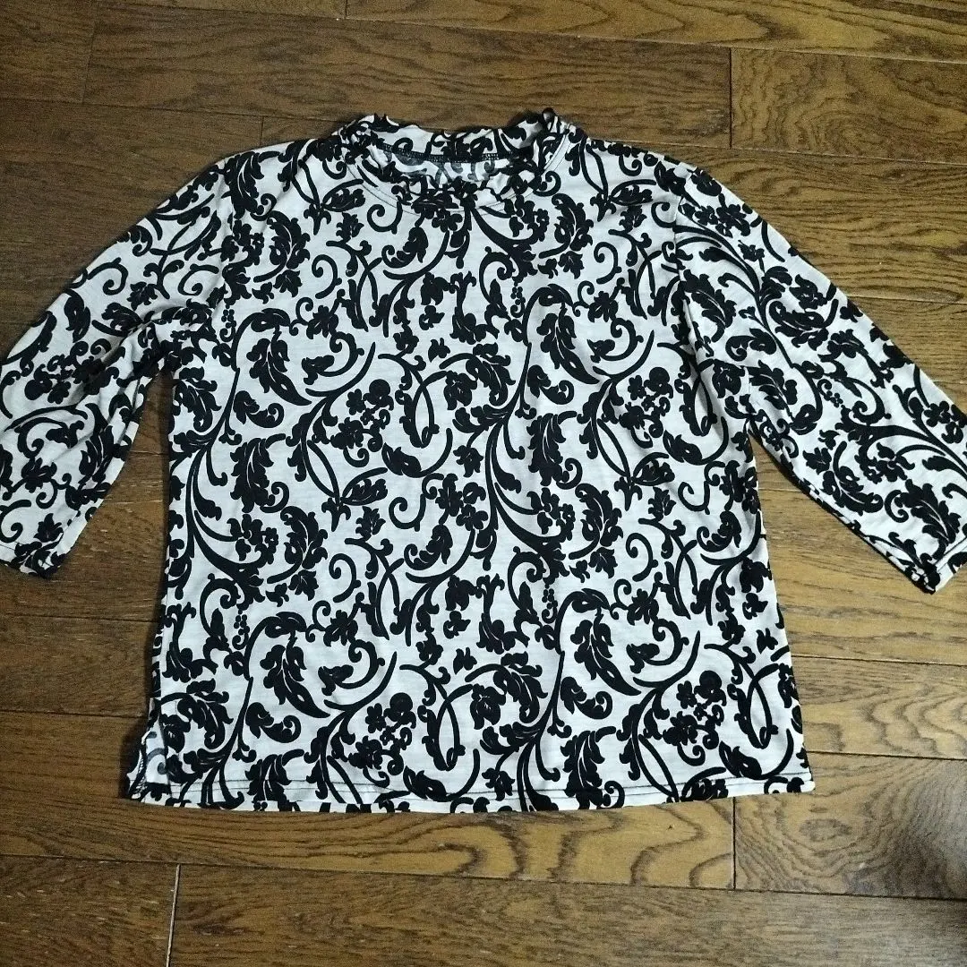 Thumbnail of Floral print, 3/4 sleeve top. Size M-L. Excellent condition.